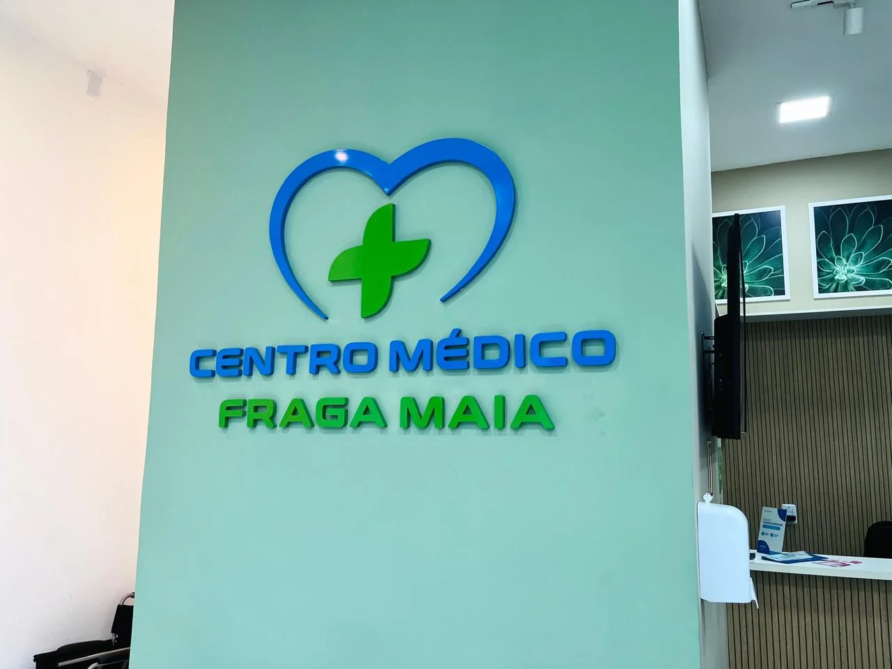 Recepção com a logo do Centro Médico Fraga Maia